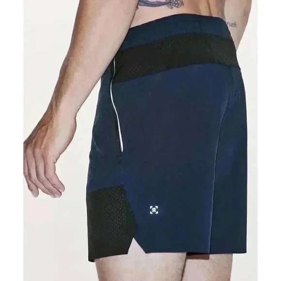 Lululemon size XL Switch Up Short 7" Obsidian / Black EUC - Picture 4 of 15